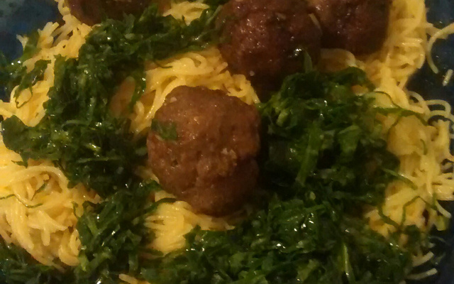 Espaguete alho e óleo com couve e almôndegas