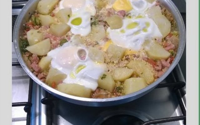 Caçarola de linguiça com batata e ovos