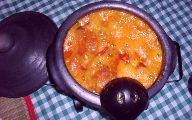 Moqueca de peixe na panela de barro