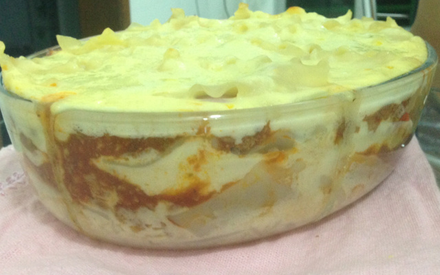 Lasanha com molho branco e bolonhesa