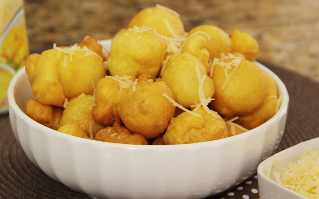 Bolinho de chuva ao parmesão