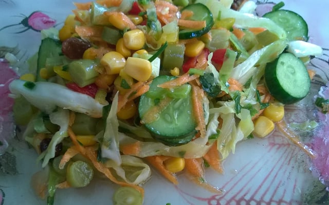 Salada deliciosa temperada com mel, suco de limão e azeite