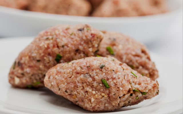 Quibe cru com toque brasileiro 