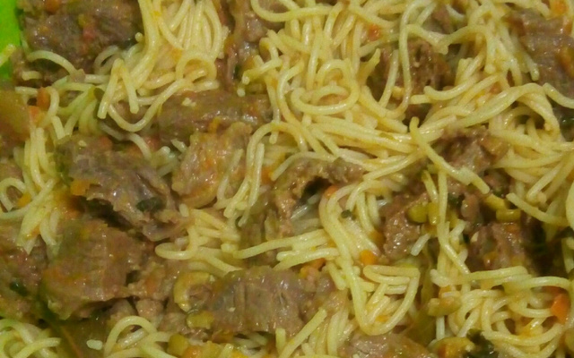 Espaguete com carne guisada à portuguesa