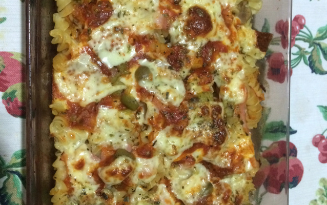 Macarrão de forno com presunto e queijo