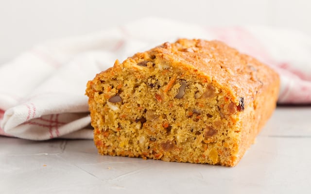 Bolo de cenoura com frutas