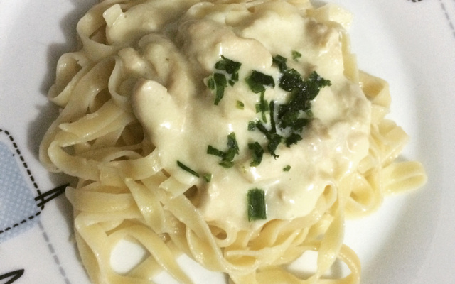 Macarrão ao molho branco com frango e queijo