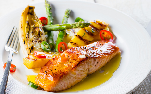 Salmão Grelhado com Legumes e Abacaxi Grelhado