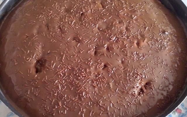 Bolo de chocolate e calda de chocolate