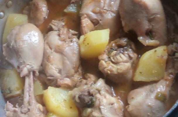 Frango delicioso com batatas na panela
