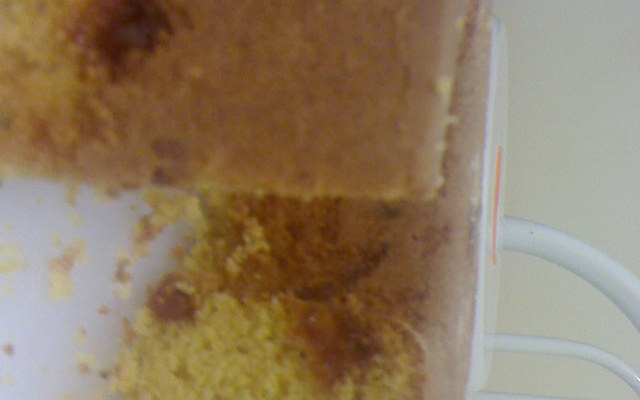 Bolo de fubá especial com erva-doce goiabada e coco