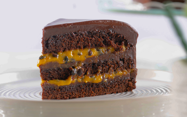 Bolo de chocolate com recheio de mousse de maracujá