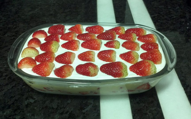 Merengue de morango com suspiros