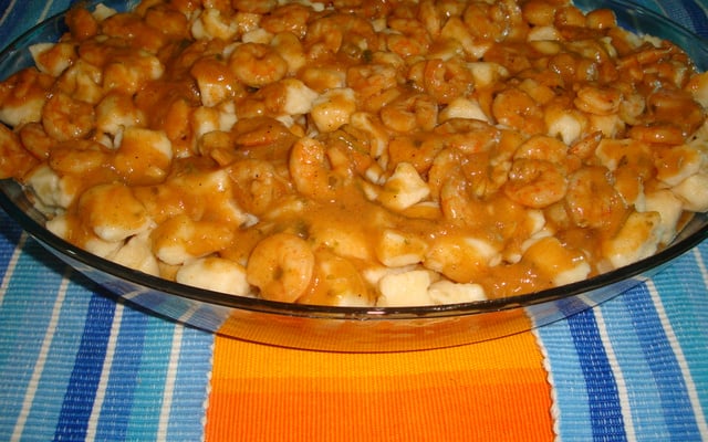 Nhoque de macaxeira ao molho de camarão