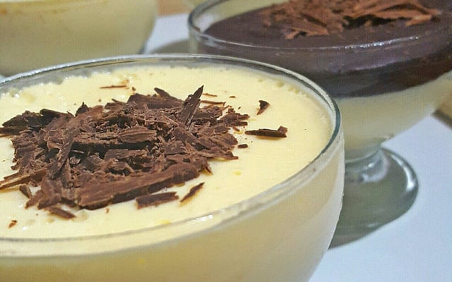Mousse de maracujá com cobertura de chocolate