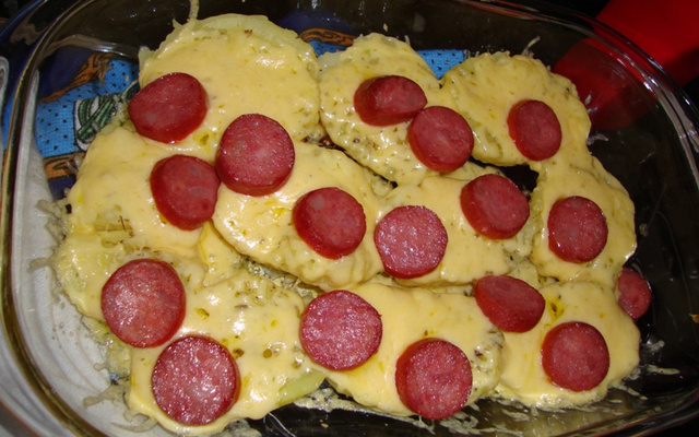 Batatas assadas ao queijo parmesão e linguiça portuguesa