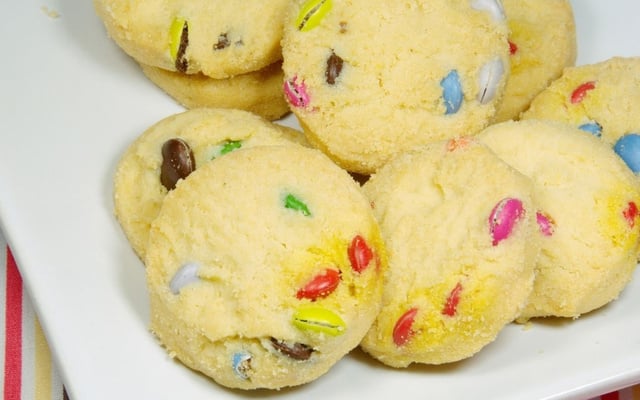 Biscoito de maisena com leite condensado e confetes