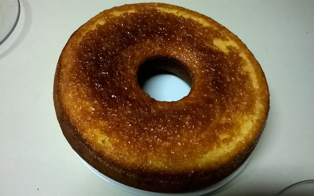 Bolo de laranja com cobertura de calda