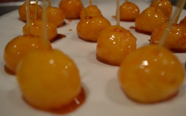 Bala de coco caramelizada (bala baiana ou bala de ovo)