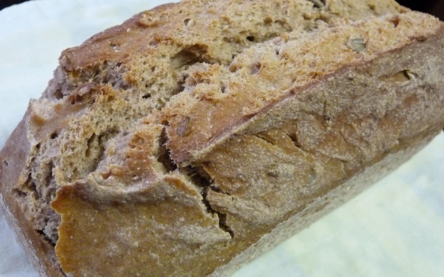 Pão integral com farinha integral, linhaça e aveia
