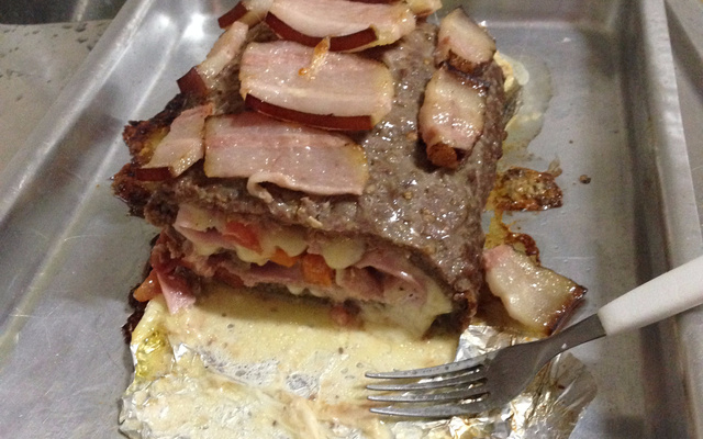 Rocambole de carne recheado