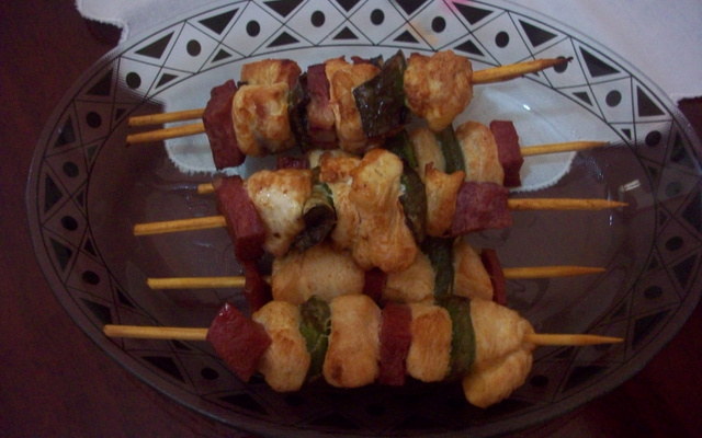 Espetinho de frango com mortadela