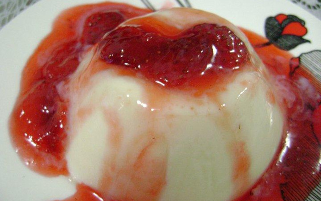 Pudim com calda de morango