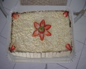 Bolo de morango com chocolate branco