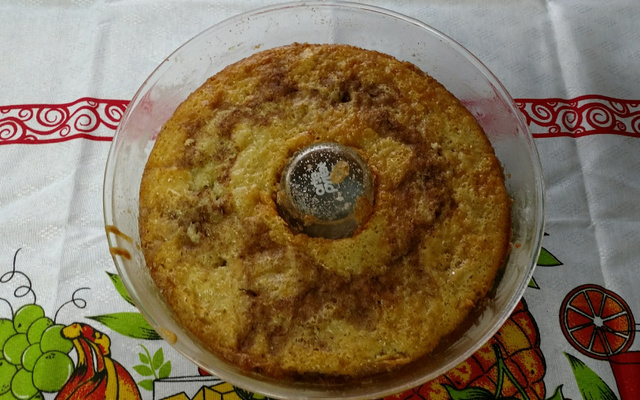 Bolo de banana sem lactose e recheado com banana e passas