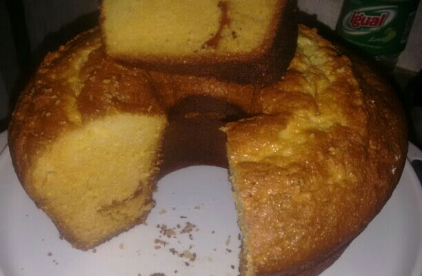 Bolo de fubá com goiabada
