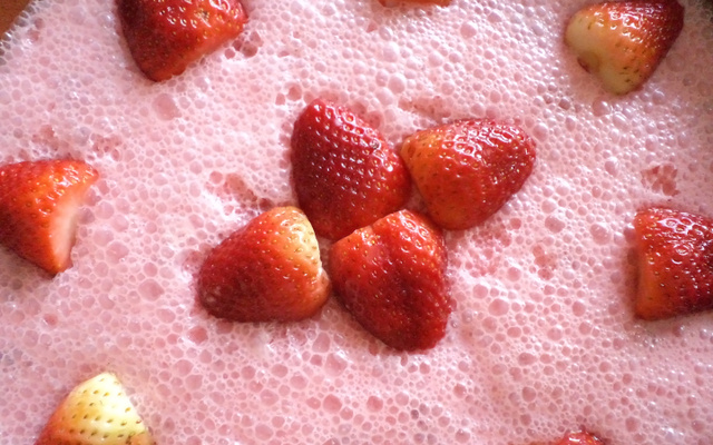 Pudim de Maria Mole com pedacinhos de morango