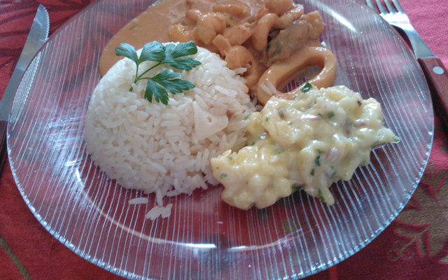 Estrogonofe de frutos do mar e salada de maionese da Querida