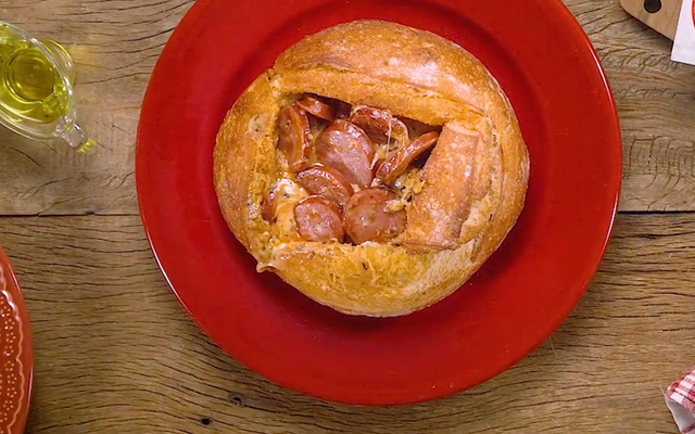 Pão Italiano recheado com queijo e calabresa