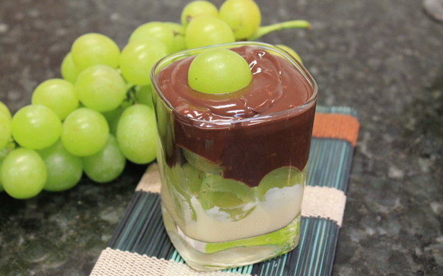 Bombom de uva na travessa