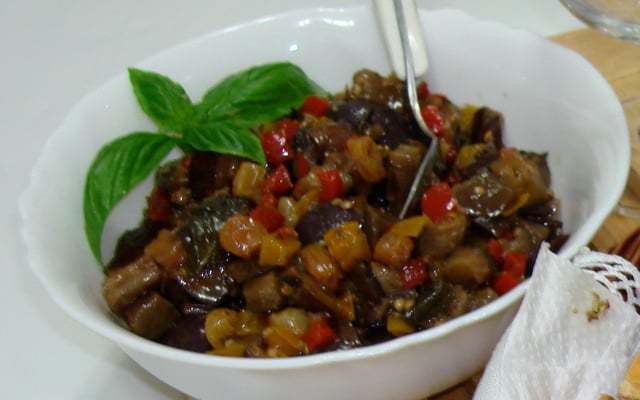Caponata de berinjela assada no forno servida em pote