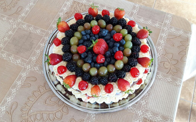 Naked cake de chocolate com brigadeiro branco e frutas vermelhas