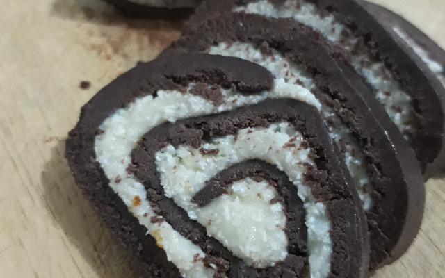 Rocambole de chocolate e coco