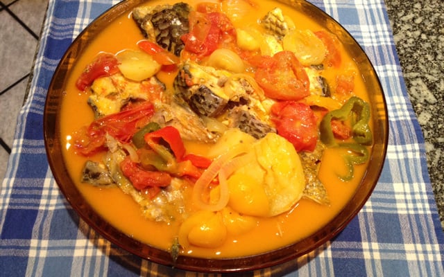 Tílapia ao leite de coco e azeite de dênde