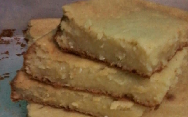 Bolo de aipim com creme de leite e leite condensado