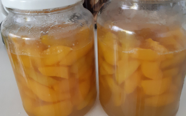 Mousse de pêssego em calda