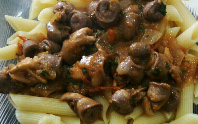 Penne ao molho de coração de frango
