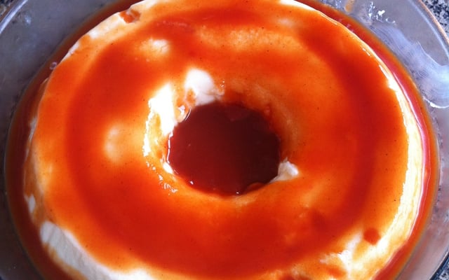Flan de iogurte com calda de goiaba