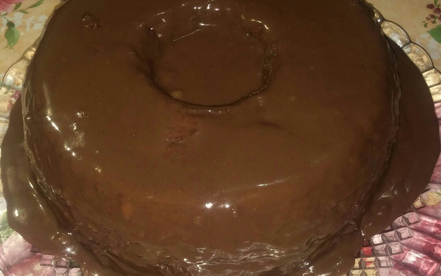 Bolo de chocolate de microondas com calda de falso brigadeiro