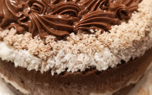 Pão de ló de chocolate com recheio e cobertura