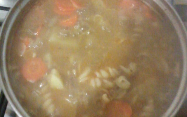 Sopa de carne moída e legumes