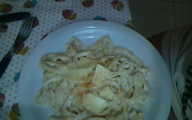 Macarrão com molho de requeijão e alho