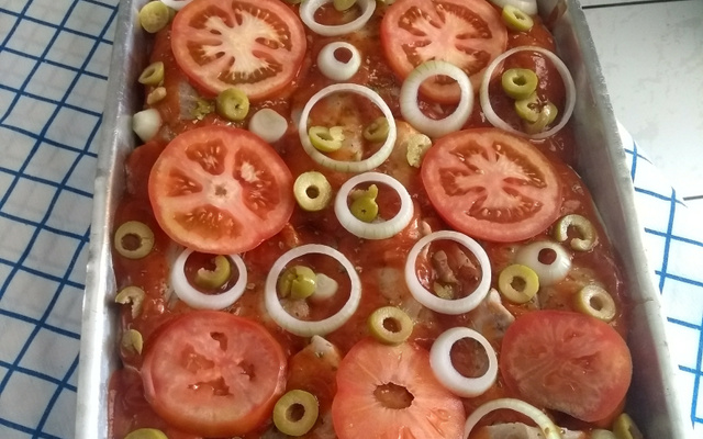 Filé de peixe assado com batatas