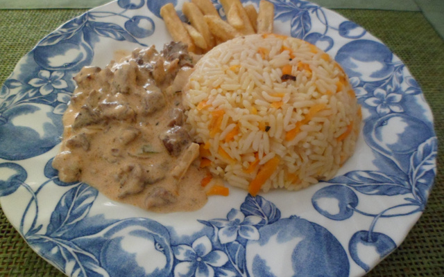 Estrogonofe simples de carne