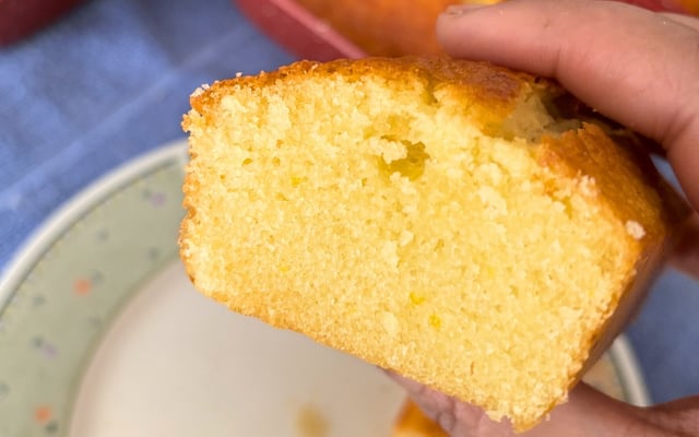 Bolo de laranja úmido e fofinho feito no liquidificador