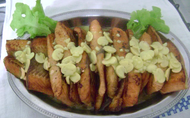 Filé de salmão ao molho de mostarda e champignon